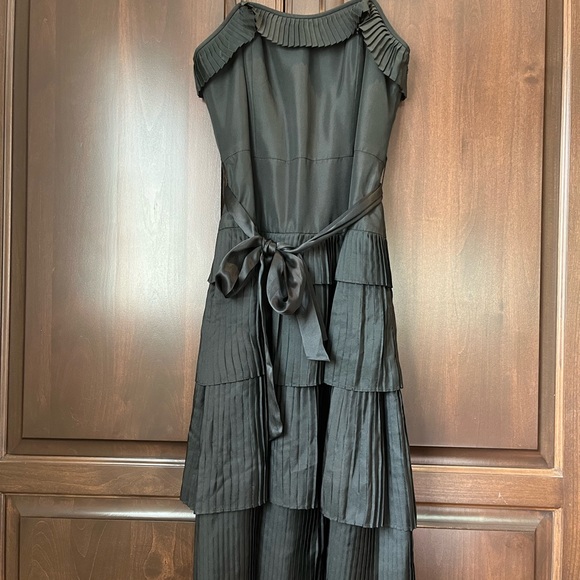 Pleated black party dress with satin bow belt - Picture 4 of 5